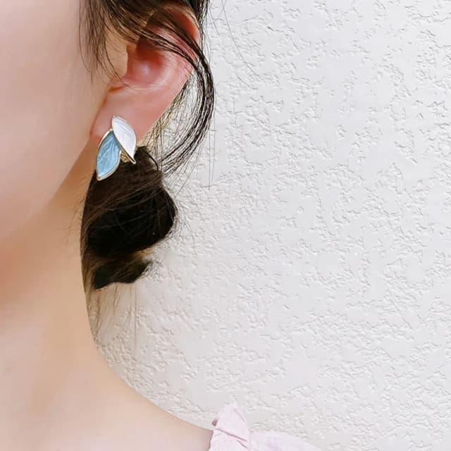 Semplici orecchini retrò a foglia bianca blu Orecchini dal design retrò di fascia alta Orecchini alla moda stile foresta Colori chiari Donne eleganti