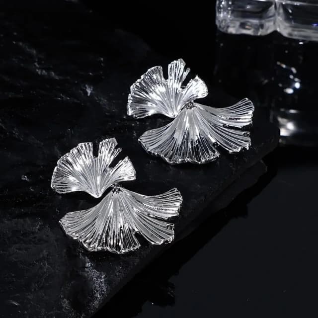 Orecchini semplici in foglia di ginkgo con pianta grande in metallo color argento per le donne Orecchini con perno di dichiarazione di moda Regalo di gioielli Pendiente